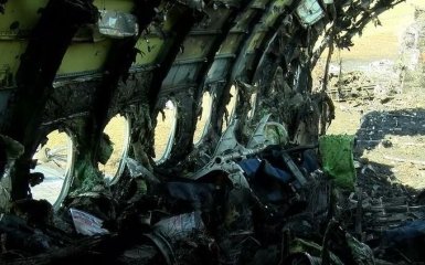 В Малайзии на оживленную автотрассу упал частный самолет — видео авиатрощи