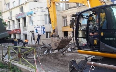 У Києві почали ремонт на місці аварії, де фонтан води сягав висоти 7 поверху: з'явилися фото