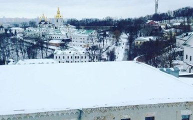 Киев накрыл неожиданный снегопад: в сети публикуют зрелищные фото и видео