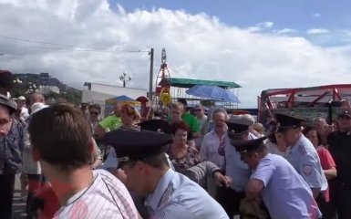 В сети обсуждают разгон мирного митинга в Крыму: опубликовано видео