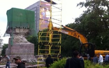 В Киеве сносят многострадальный советский памятник: появились фото и видео