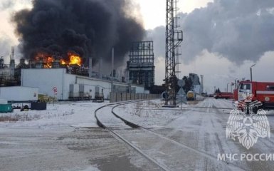 На одном из крупнейших НПЗ в РФ вспыхнул масштабный пожар