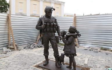 В оккупированном Крыму ставят второй памятник с солдатом и котом: опубликовано фото