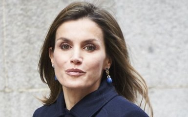 Королева Испании порадовала стильным образом: появились фото