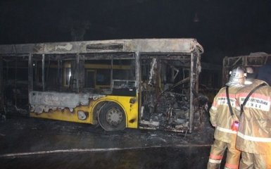 Потужна пожежа знищила кілька автобусів в Києві: з'явилися фото