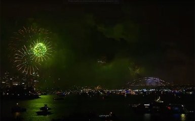Мир продолжает встречать Новый год: появились яркие видео фейерверков