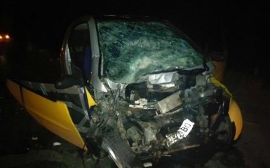 Под Львовом микроавтобус влетел в автомобильчик "Smart": появились фото