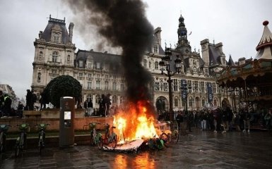 У Франції спалахнули протести після затвердження пенсійної реформи