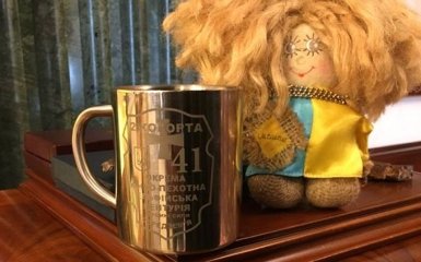 «Эльфы» из АТО подарили Порошенко кружку: опубликованы фото
