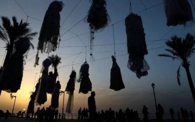 У Лівані жінки в знак протесту вивісили на набережній десятки весільних суконь