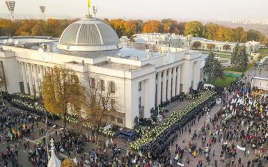 Под Радой в Киеве столкновения: опубликованы видео