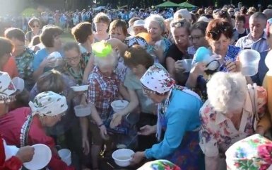 У Росії пенсіонери влаштували тисняву через безкоштовну їжу: опубліковано відео