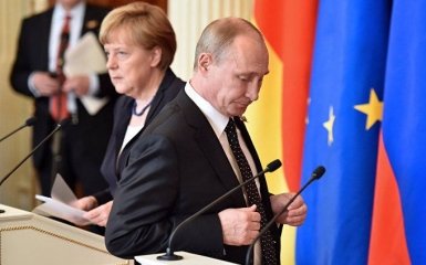 Меркель провела срочные переговоры с Путиным из-за ситуации на Донбассе