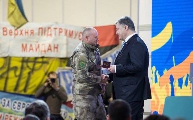 Появилось фото с Порошенко, вручающим орден Ярошу