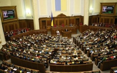 Конфликт вокруг депутатских зарплат: в Украине увидели театр абсурда