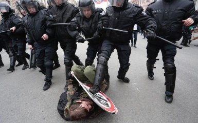 На акціях в підтримку Навального затримали вже майже 400 осіб — відео