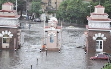 Через сильний дощ Одеса пішла під воду: з'явилися вражаючі фото і відео
