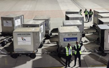 Охорона президента ПАР намагалася провезти у Польщу 12 контейнерів зброї