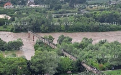 В Ивано-Франковске из-за непогоды обрушилась часть пешеходного моста — фото