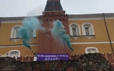 В Москве феминистки "захватили и зажгли" Кремль: появилось видео