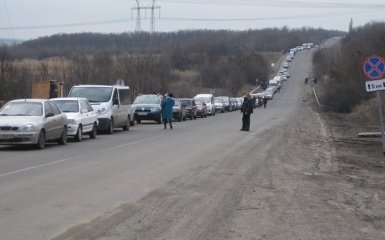 На "кордоні" з окупованим Донбасом величезні черги: з'явилися фото і відео