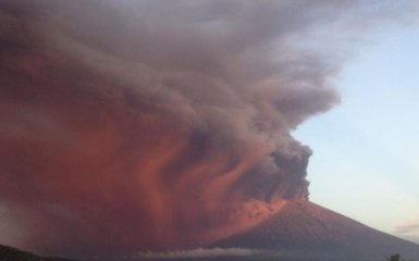 Мощное извержение вулкана на Бали: авиакомпании отменили все рейсы