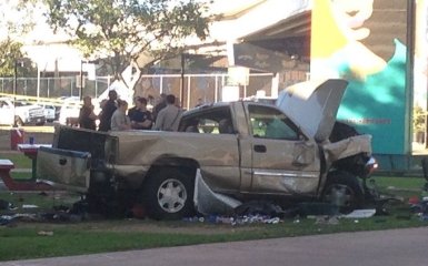 В США грузовик упал с моста на толпу людей, есть погибшие: появились фото и видео