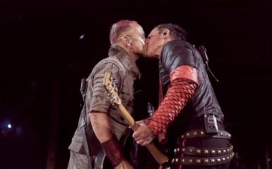 Музиканти Rammstein поцілувалися під час концерту в Москві - опубліковано фото