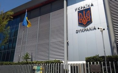 Посольство України в Греції отримало закривавлений пакунок — це 33-й випадок погроз
