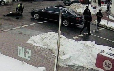 У центрі Києва авто з кортежу президента збило літнього чоловіка: опубліковано відео