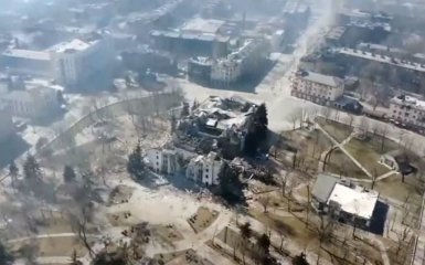 Андрющенко показал разбомбленный россиянами Драмтеатр в Мариуполе — фото