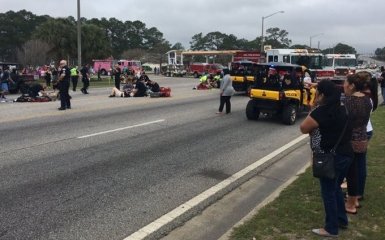 На карнавале в США машина врезалась в колонну детей: много пострадавших