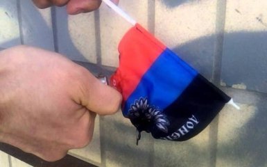 В Донецке сожгли флаг ДНР: появилось видео