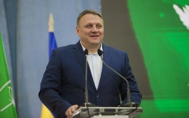 Колишнього кандидата в президенти України облили нечистотами (відео)