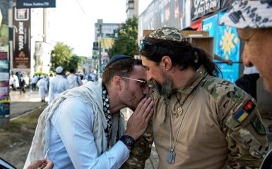 Поцілував шеврон. Мережу розчулило фото хасида та українського воїна