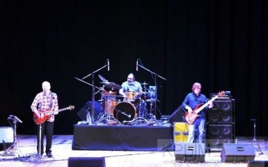 Як російську групу закидали яйцями в Криму: з'явилися фото