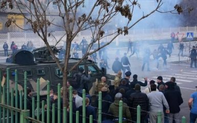 На матче Мариуполь-Динамо фанаты устроили драку с полицейскими: появилось видео