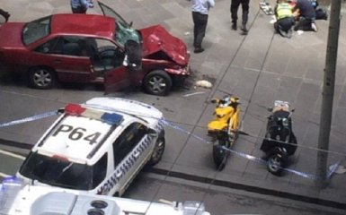 В Австралии автомобиль въехал в толпу людей, есть погибшие: появились фото