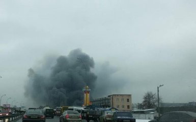 В Киеве произошел масштабный пожар возле большого рынка: опубликованы фото и видео