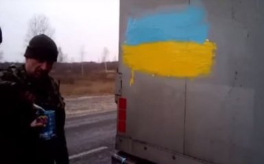 Российскую фуру раскрасили в цвета флага Украины: опубликовано видео