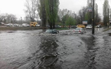 Сильный ливень в Киеве затопил улицы: появились фото