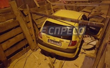 В Киеве автомобиль с пьяной женщиной за рулем влетела в котлован: появились фото
