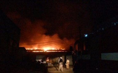 Під Києвом прогримів вибух і спалахнула потужна пожежа: з'явилися фото
