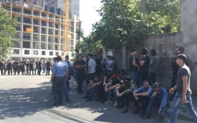 В Одесі патріоти “штормлять” незаконне будівництво Кадорра за співпрацю з сепаратистами