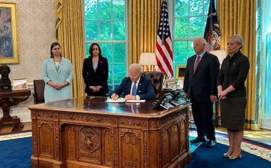 Президент США Джо Байден підписав закон про ленд-ліз для України