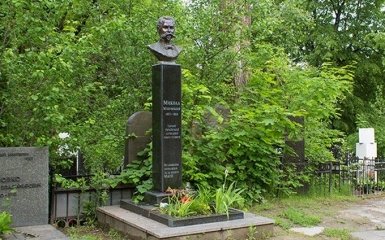 В Киеве неизвестные похитили бюст с могилы политического деятеля Михновского: появилось фото
