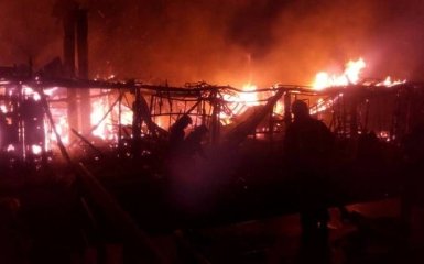 У Києві згорів ресторан на воді: опубліковано відео