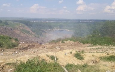 На звалищі під Львовом завалило трьох рятувальників: з'явилися фото і відео