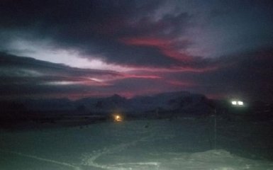 Українські полярники поділились неймовірними краєвидами світанку — фото