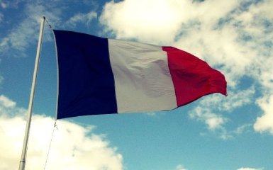 Во Франции меняют цвет государственного флага